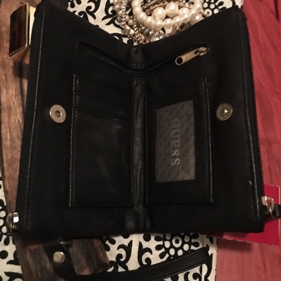 *NWOT* GUESS - Large Soft  Black Zip Wallet/Clutch - Picture 7 of 8